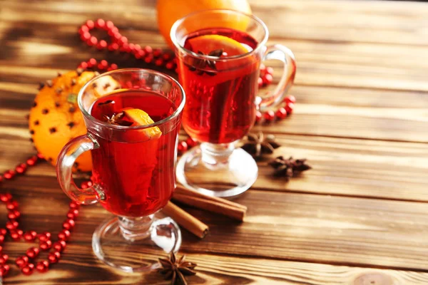 Cam kahverengi ahşap masa üzerinde mulled şarap — Stok fotoğraf