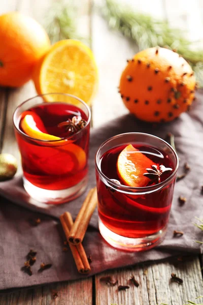 Mulled wine in glass on grey wooden table — Stock Photo, Image