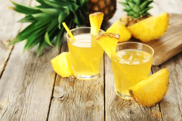 Szklanki soku ananasowego — Zdjęcie stockowe