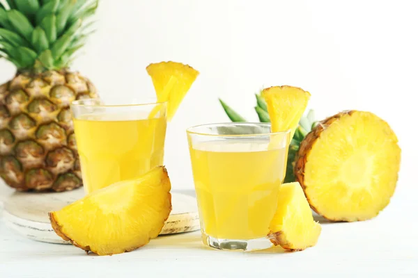 Vasos de jugo de piña — Foto de Stock