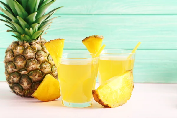 Botellas de jugo de piña — Foto de Stock