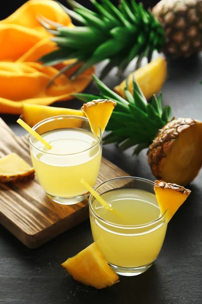 Стаканы ананасового сока — стоковое фото