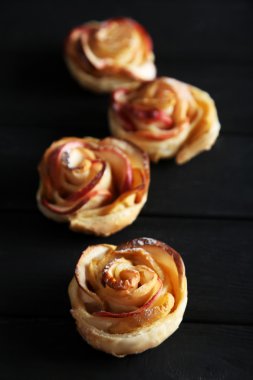 Taze puf böreği şeklinde elma Güllü