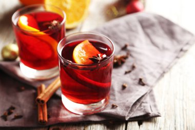 Cam gri ahşap masa üzerinde mulled şarap