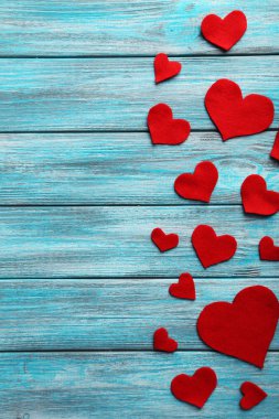 Kırmızı kalpler ontable