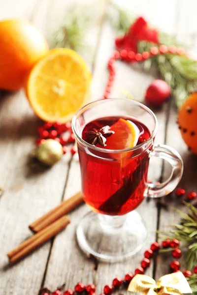 Mulled wine in glass on grey wooden table — Stock Photo, Image