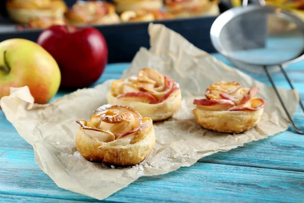 Свежий слоеный пирог с розами в форме яблока — стоковое фото