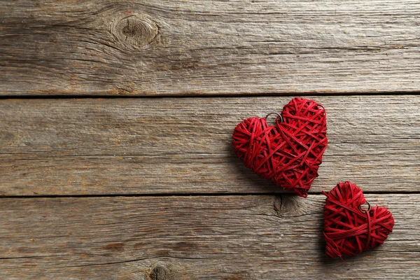 Amor corazones sobre un fondo de madera gris —  Fotos de Stock