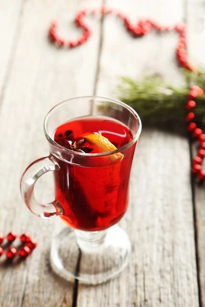 Mulled wine in glass on grey wooden table — Stock Photo, Image