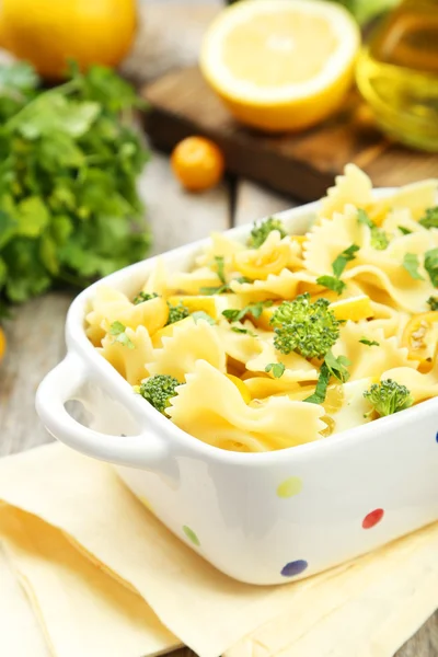 Deliciosa pasta con brócoli en un bol —  Fotos de Stock