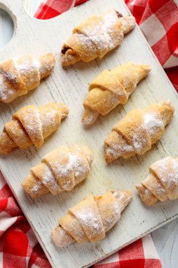 Ev yapımı taze kruvasanlar