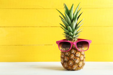 Bununla birlikte güneş gözlüklü olgun ananas