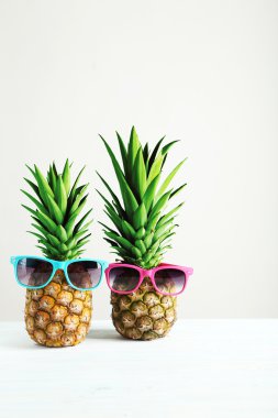 Bununla birlikte güneş gözlüklü olgun ananas