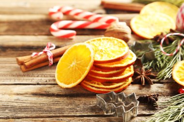 Noel dekorasyonu ile portakal dilimleri