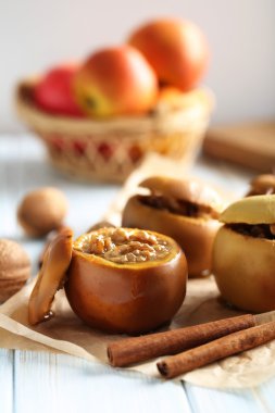 Pişmiş elma ceviz ile