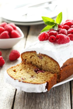 frambuazlı pasta plaka üzerinde