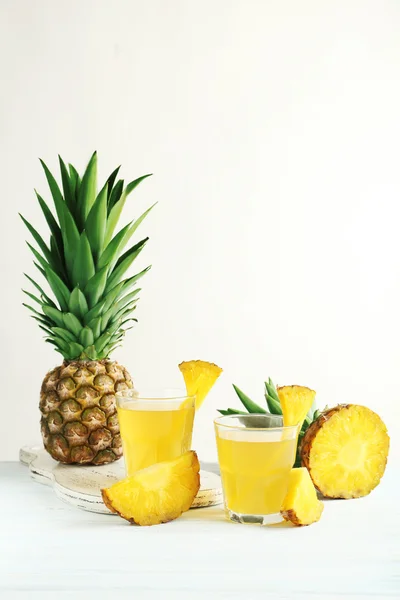 Vasos de jugo de piña — Foto de Stock