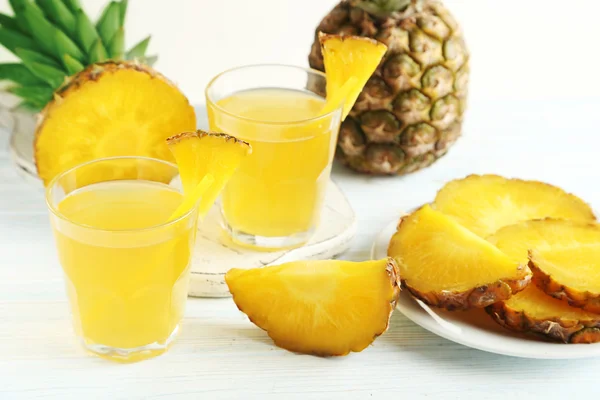 Bicchieri di succo d'ananas — Foto Stock