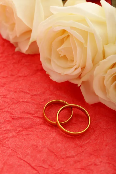 Wedding rings with roses — Stock Photo, Image