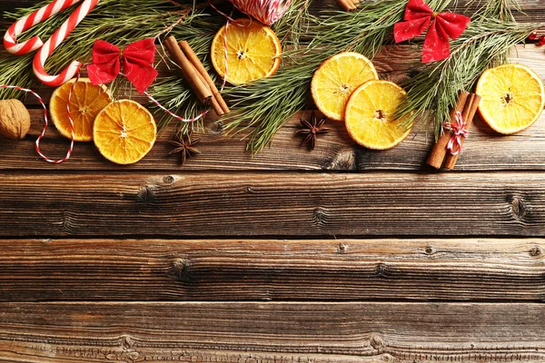 Ramo de árvore de Natal com laranjas secas — Fotografia de Stock