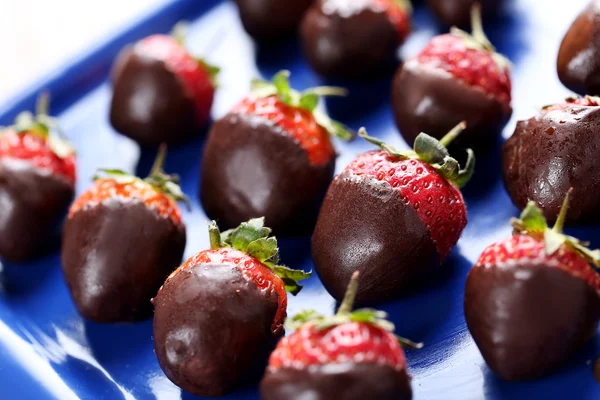 Fresas frescas bañadas en chocolate negro —  Fotos de Stock