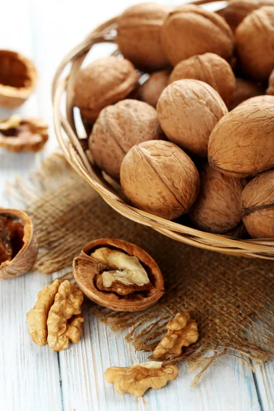 Cracked walnuts close up — Stock Photo, Image