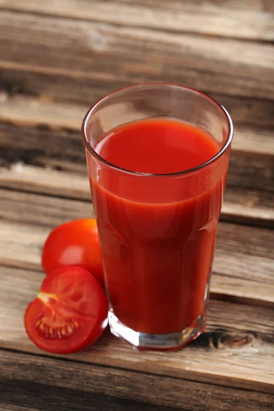 Tomates en cesta y zumo de tomate — Foto de Stock