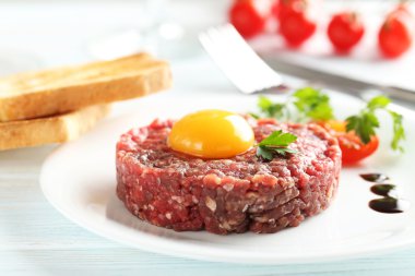 Sığır eti çiğ yumurta sarısı ile