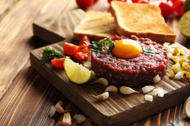 Sığır eti çiğ yumurta sarısı ile