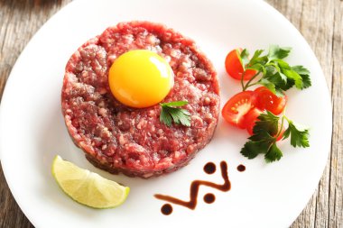 Sığır eti çiğ yumurta sarısı ile