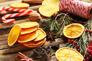 Noel ağacı dalı kurutulmuş portakal ile