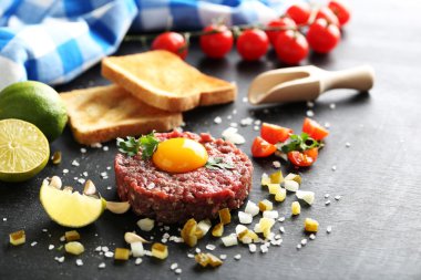 Sığır eti çiğ yumurta sarısı ile