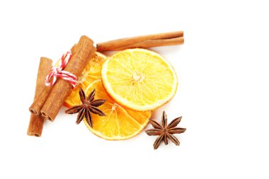 Kurutulmuş portakal dilimleri ile baharat