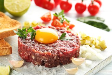 Sığır eti çiğ yumurta sarısı ile