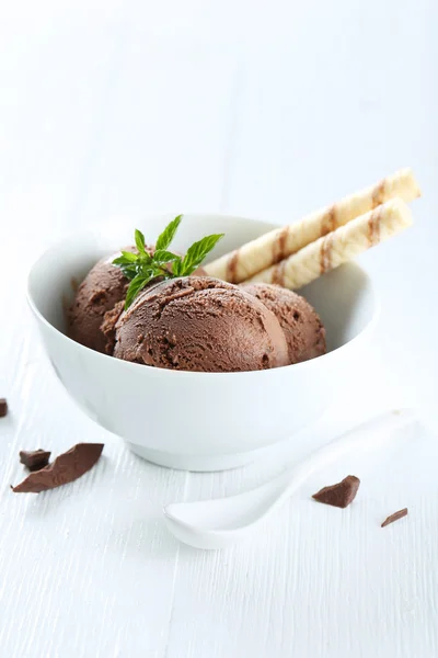Helado de chocolate dulce en un tazón —  Fotos de Stock