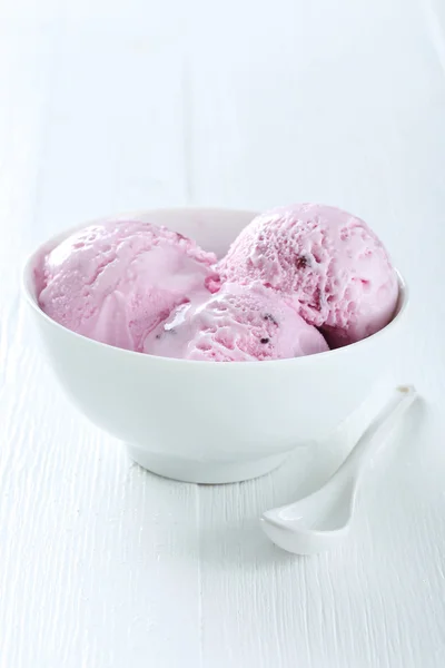 Gyümölcs tál fagylalt — Stock Fotó