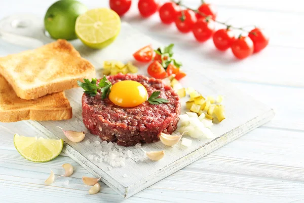 Tartare de boeuf au jaune d'oeuf — Photo