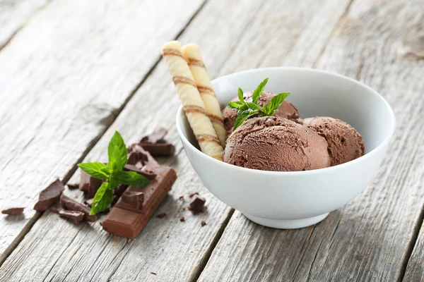 Helado de chocolate dulce en un tazón —  Fotos de Stock