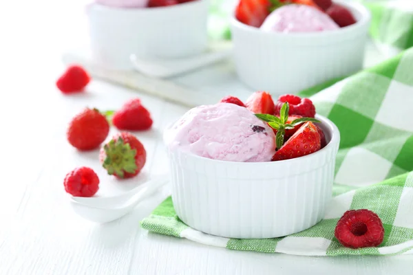 Eis mit Erdbeeren und Himbeeren — Stockfoto