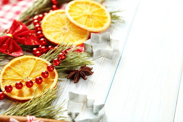 Ramo de árvore de Natal com laranjas secas — Fotografia de Stock