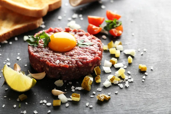 Tartaar van rundvlees met eigeel — Stockfoto