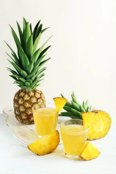 Copos de suco de abacaxi — Fotografia de Stock