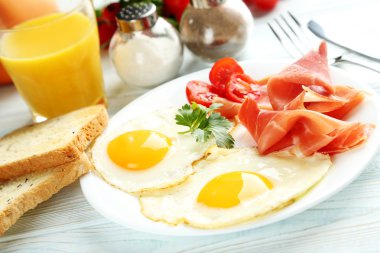 kızarmış yumurta, pastırma ve tost ile