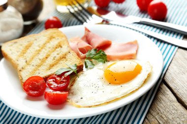 kızarmış yumurta, pastırma ve tost ile