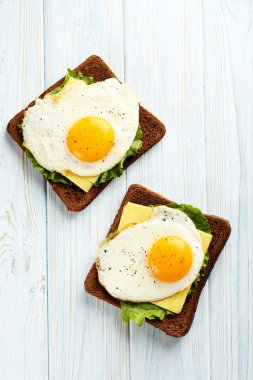 Kızarmış yumurta tost ile