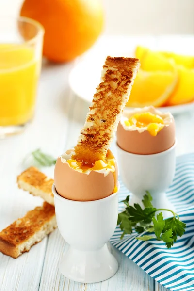 Вареные яйца с тостами — стоковое фото