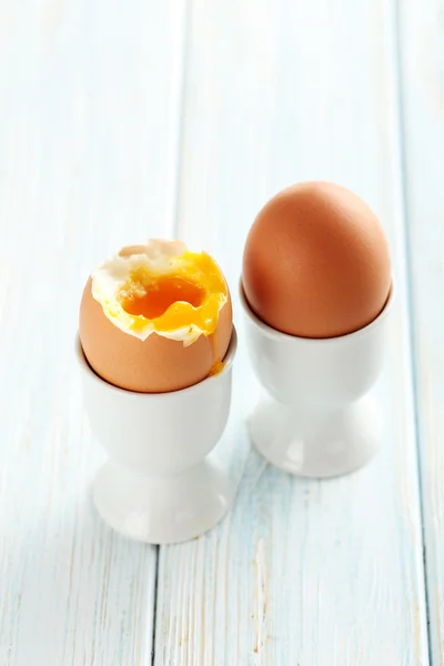Варёные яйца на столе — стоковое фото