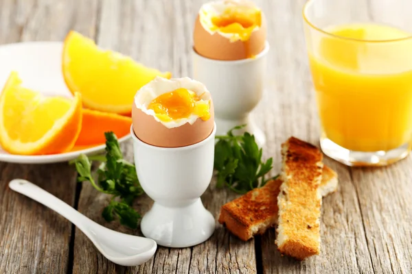 Вареные яйца с тостами — стоковое фото