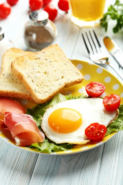 Τηγανητά αυγά με μπέικον και τοστ — Φωτογραφία Αρχείου