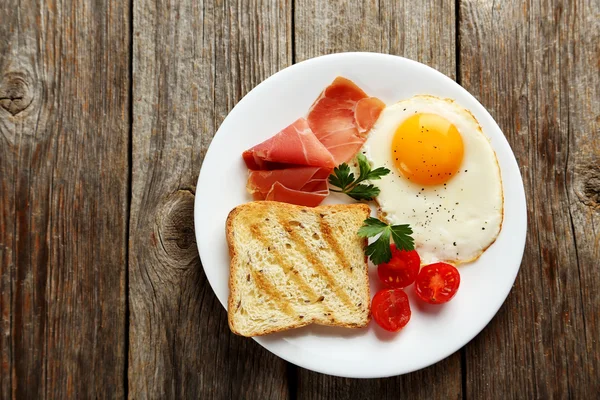 Kızarmış yumurta, pastırma ve tost ile — Stok fotoğraf